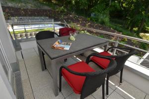 einen Tisch und Stühle auf dem Balkon in der Unterkunft Villa Rosa - Apt. 18 in Ostseebad Sellin