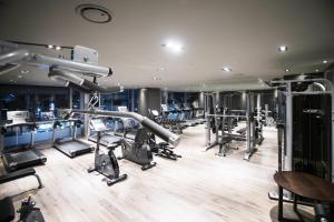 Fitness centrum a/nebo fitness zařízení v ubytování Sky View Hotel