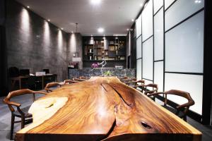 - une grande table en bois dans une chambre avec des chaises dans l'établissement Sky View Hotel, à Changwon