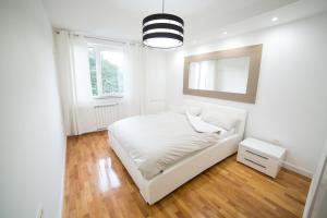A bed or beds in a room at Bor Apartment