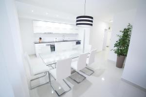 A kitchen or kitchenette at Bor Apartment