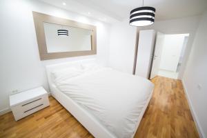 A bed or beds in a room at Bor Apartment