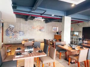 Restoran atau tempat lain untuk makan di Nite & Day Surabaya - Kedungdoro