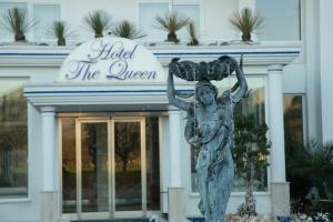 a statue in front of a hotel the queen at Hotel The Queen in Pastorano