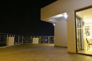Rõdu või terrass majutusasutuses Hotel King Tom