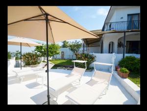 MarcianoにあるCasa Tua - Capri Viewの白い椅子・傘