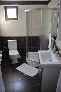 Koupelna v ubytování Hotel Prima + 22 fotografií