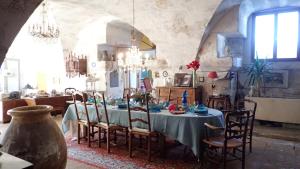 a dining room with a table and chairs at Moulin des Calans in Maussane-les-Alpilles