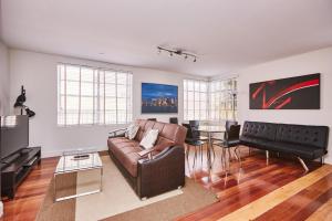 Χώρος καθιστικού στο Hudson Apartments