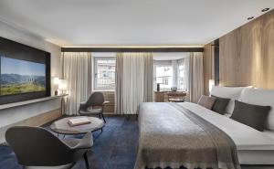 Rúm í herbergi á Hotel Weisses Roessl