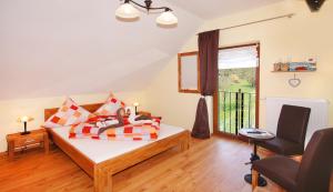 Schlafzimmer mit einem Bett, einem Schreibtisch und einem Fenster in der Unterkunft Gästezimmer Hans-Norbert Mack in Hallgarten