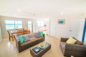 ein Wohnzimmer mit 2 Sofas und einem Tisch in der Unterkunft Mackerel Islands in Onslow