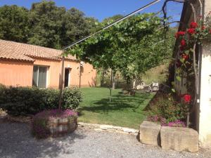 uma casa com um jardim com flores num quintal em Gite Sainte Octime em Sardan