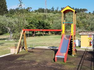 un parque infantil con tobogán y columpio en Agriturismo Ai Mandrioli en Lastra a Signa