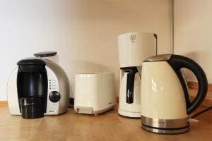 Kohvi ja tee valmistamise võimalus majutusasutuses Ferienwohnung INSELVILLA