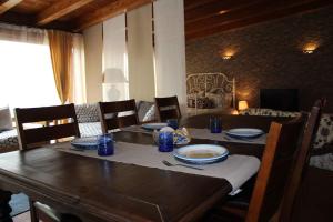 una mesa de comedor con platos azules en Etna Rose, en Zafferana Etnea