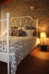 1 dormitorio con 1 cama blanca y 1 lámpara en Etna Rose, en Zafferana Etnea