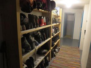 un placard rempli de nombreuses chaussures sur des étagères dans l'établissement Landl Vorberg, à Ramsau am Dachstein