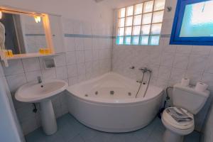 Un baño de Caldera View Resort - Adults Only