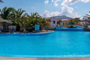La alberca dentro o cerca de Caldera View Resort - Adults Only