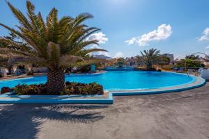 La alberca dentro o cerca de Caldera View Resort - Adults Only