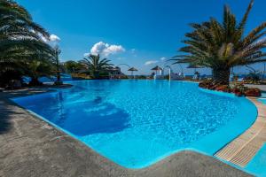 La alberca dentro o cerca de Caldera View Resort - Adults Only