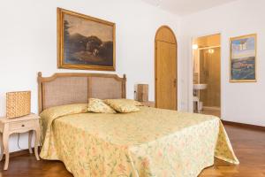 1 dormitorio con 1 cama y una pintura en la pared en B&B La Bragadina, en Lido de Venecia