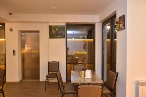 Istumisnurk majutusasutuses Hotel King Tom