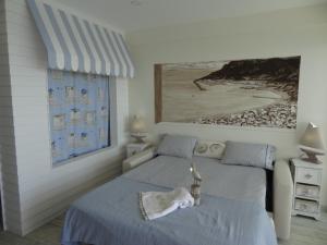 a bedroom with two beds and a picture of a beach at Akisol Sesimbra Beach III in Sesimbra