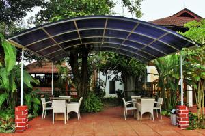 Κήπος έξω από το RedDoorz Hostel @ Dago 2