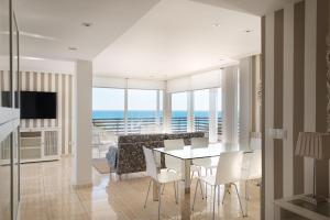Televízia a/alebo spoločenská miestnosť v ubytovaní Apartamentos Marta PLAYA