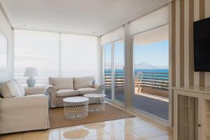 Televízia a/alebo spoločenská miestnosť v ubytovaní Apartamentos Marta PLAYA