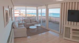 sala de estar con vistas al océano en Apartamentos Marta PLAYA, en Alicante