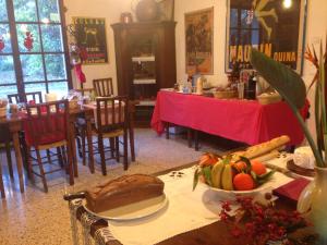 - une salle à manger avec une table et un bol de fruits dans l'établissement Ca' Marsure B&B, à Azzano Decimo