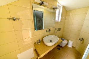 Un baño de Caldera View Resort - Adults Only