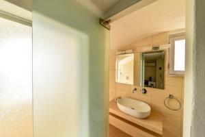 Un baño de Caldera View Resort - Adults Only