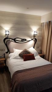 una camera da letto con un letto grande con due luci sopra di El RINCON ESPINOSA a Espinosa de los Monteros