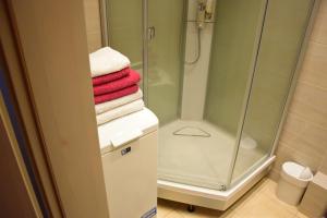 bagno con doccia e un mucchio di asciugamani di Čiurlionio 83 Druskininkai a Druskininkai