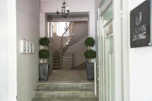 een hal met trappen en potplanten in een gebouw bij Urban Living 1 in Thessaloniki
