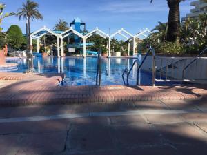 Bazén v ubytování Estudios y Apartamentos Benal Beach nebo v jeho okolí