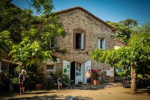 een groep mensen die buiten een gebouw staan bij Aloha Camping Club in Reynès