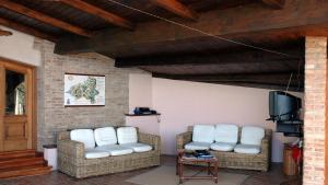 - un salon avec deux chaises et une télévision dans l'établissement Agriturismo Cally Cally, à Nicotera Marina