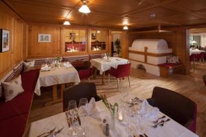 A restaurant or other place to eat at Hotel Kanisfluh Még 25 kép