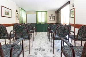 szereg krzeseł ustawionych w pokoju w obiekcie Hotel Villa d'Amato w mieście Palermo