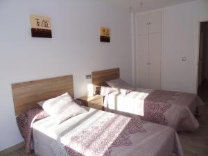 トレ・デル・マールにあるA&N Margaritaの白い壁の客室内のベッド2台