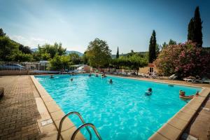 een groep mensen die zwemmen in een zwembad bij Aloha Camping Club in Reynès