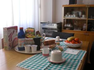 een tafel met eten en bekers op een tafel bij Casa Dorotina in Mozzo