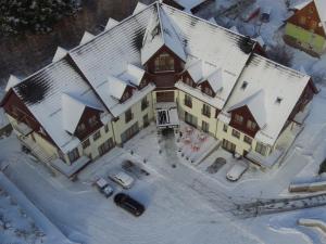 una vista aerea di un grande edificio ricoperto di neve di dask resort a Szklarska Poręba