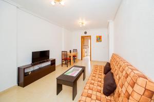 ein Wohnzimmer mit einem Sofa und einem Tisch in der Unterkunft ALEGRIA ID51 in Orihuela