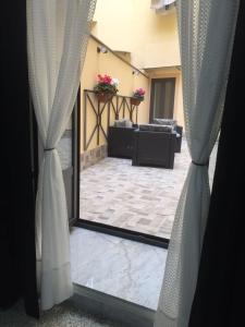ナポリにあるMB95 - holiday Apartmentの窓からリビングルームの景色を望めます。